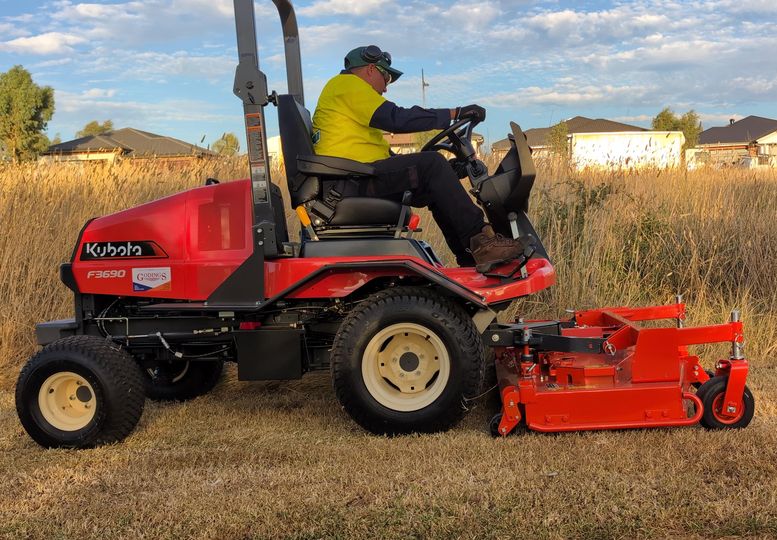 Slashing Grass in Vacant Blocks - Lawn Guru